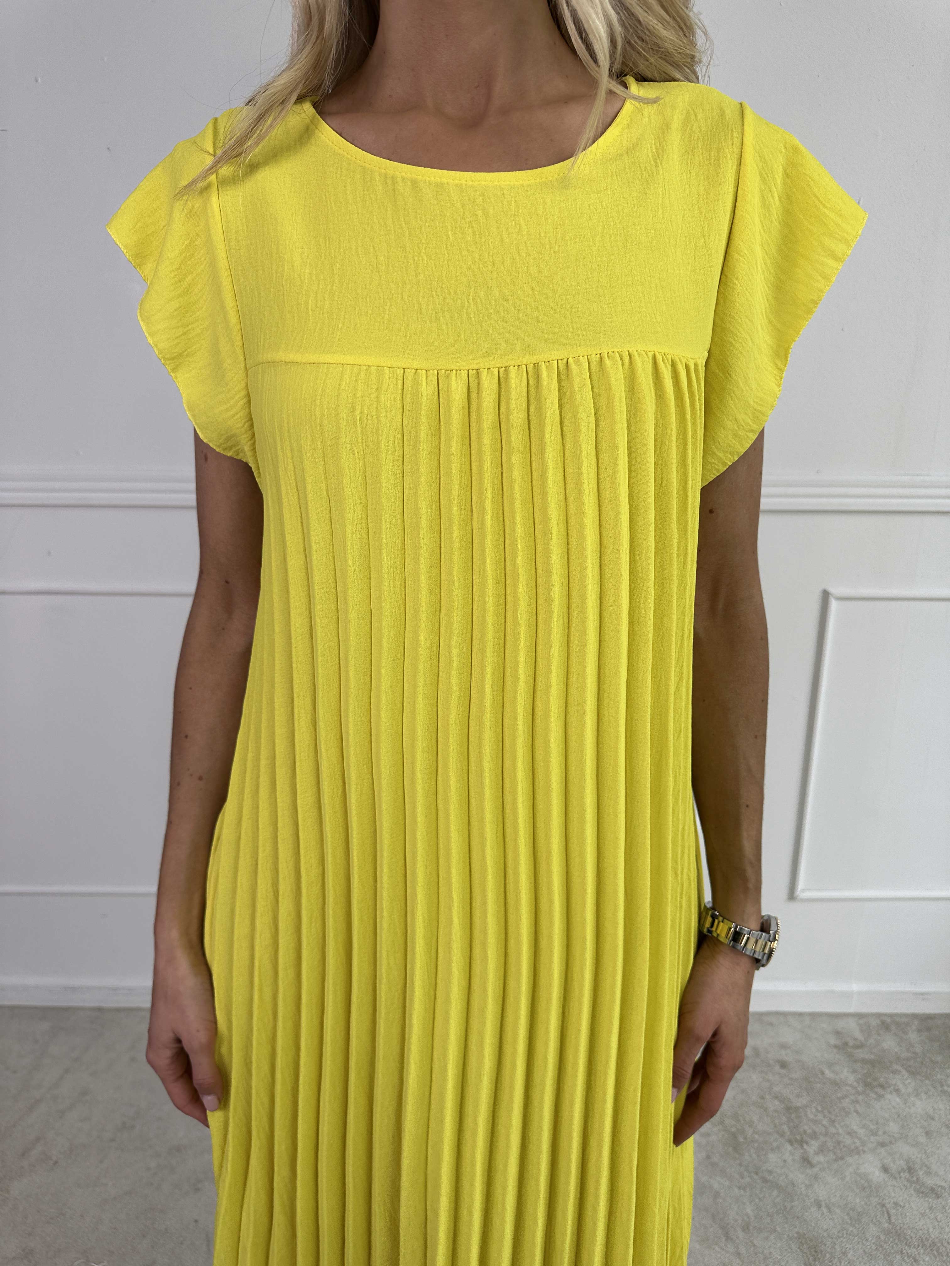 Nancy - Lang kjole med plisseringer og flæseærmer